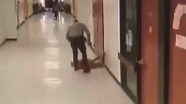Σοκαριστικό περιστατικό στις ΗΠΑ: Άγρια επίθεση σχολικού φύλακα σε 11χρονο μαθητή